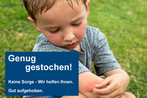 Junge beguckt sich seinen gestochenen Arm Junge beguckt sich seinen gestochenen Arm
