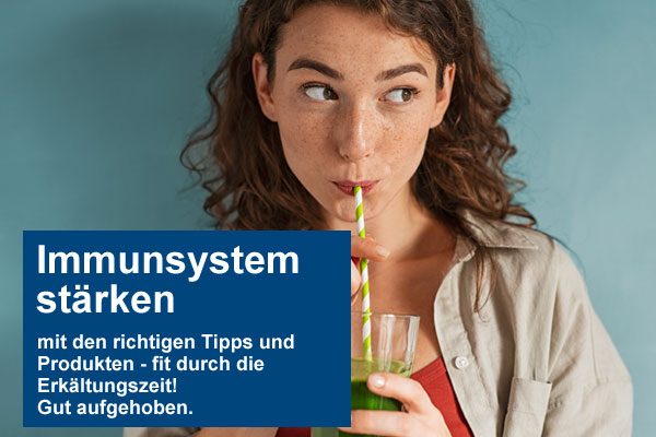 Frau trink Saft mit Strohhalm aus einem Glas Frau trink Saft mit Strohhalm aus einem Glas