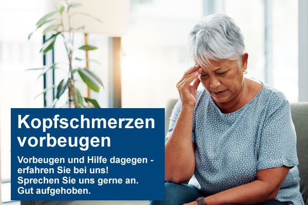 Frau auf Couch hält sich den Kopf wegen Schmerzen Frau auf Couch hält sich den Kopf wegen Schmerzen